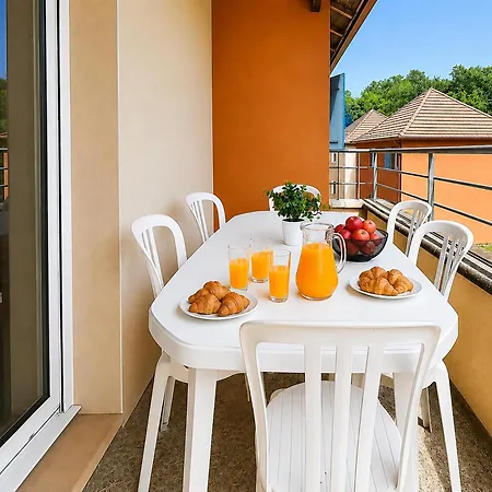 Apartament Lumineux, Piscine & Parking *