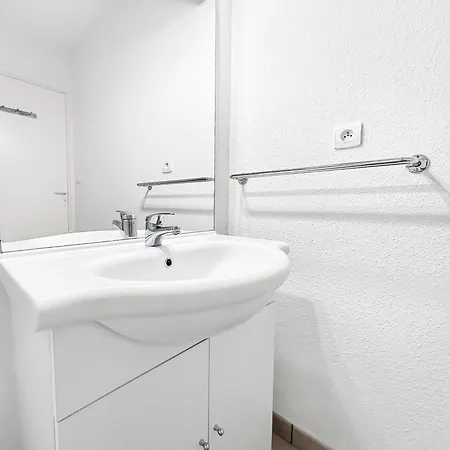 Apartament Lumineux, Piscine & Parking